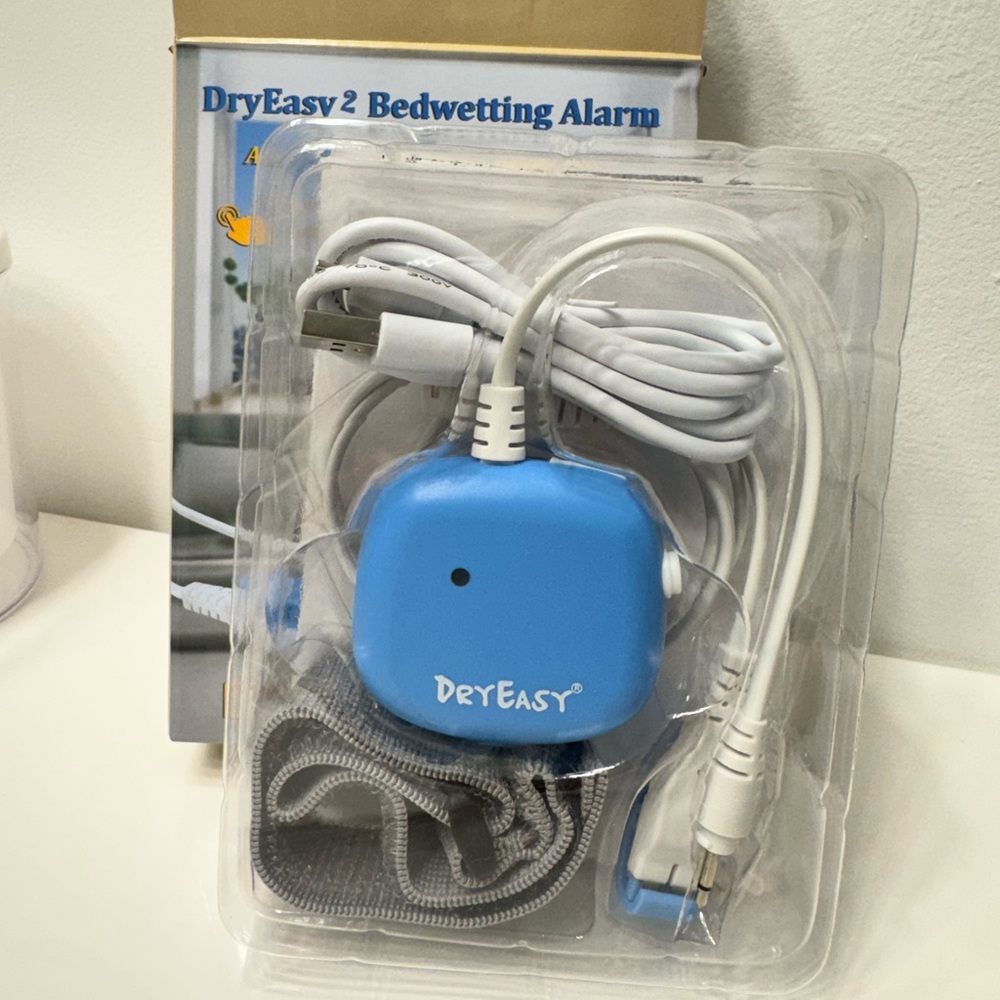 Dryeasy2 bedwetting alarm with rechargeable battery.
